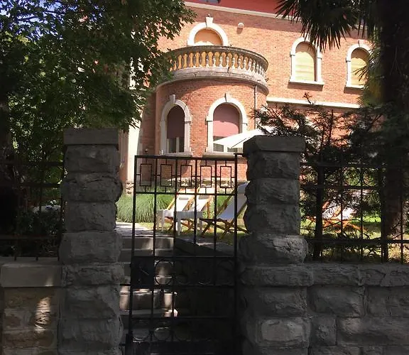 Center Πανσιόν *